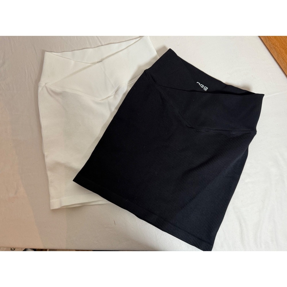OQQ 2 Pack Ribbed Mini Skirts Crossover V Waist Black White Seamless Small